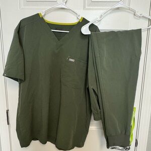 Men’s Figs Scrub Set Top XL/Bottoms Large Tall